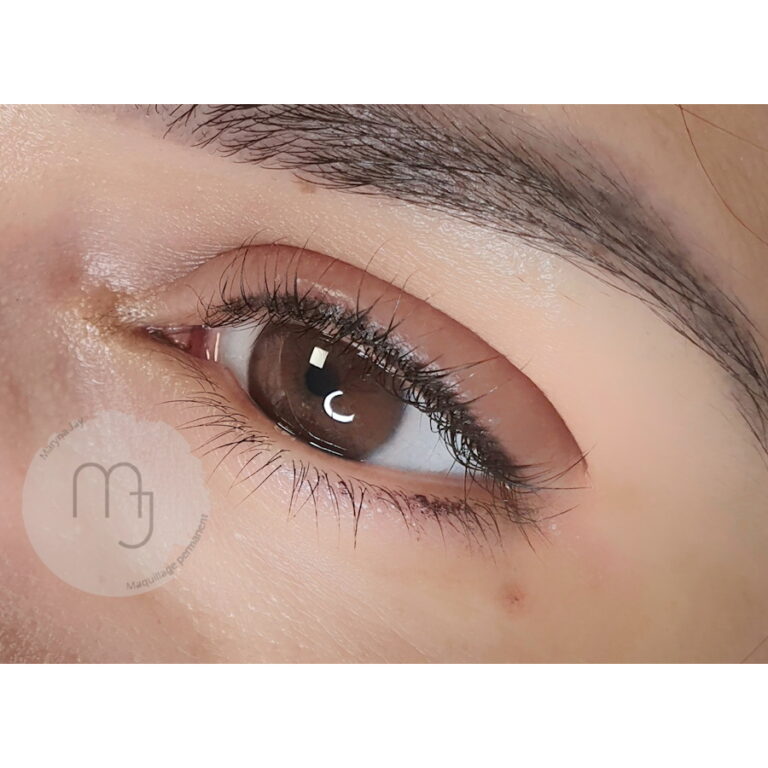 Ras-de-cils-superieur-femme